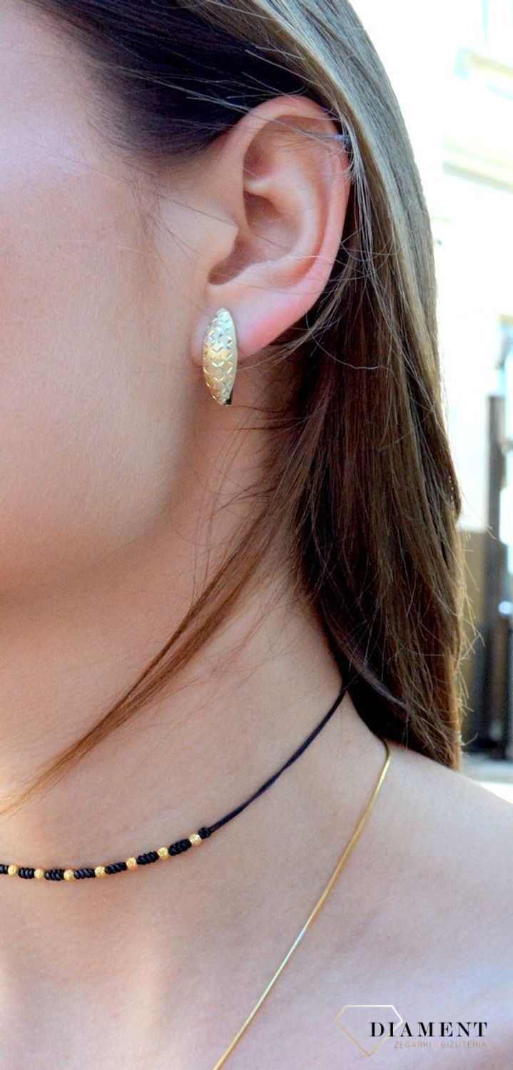 Złote kolczyki zapięcie angielskie KL 1777 333 Kolczyki grawerowane  wykonane z próby złota 333. Kolczyki złote damskie. Kolczyki złote klasyczne. Kolczyki zlote idealne na prezent. Ich kształt jest uniwer.jpg